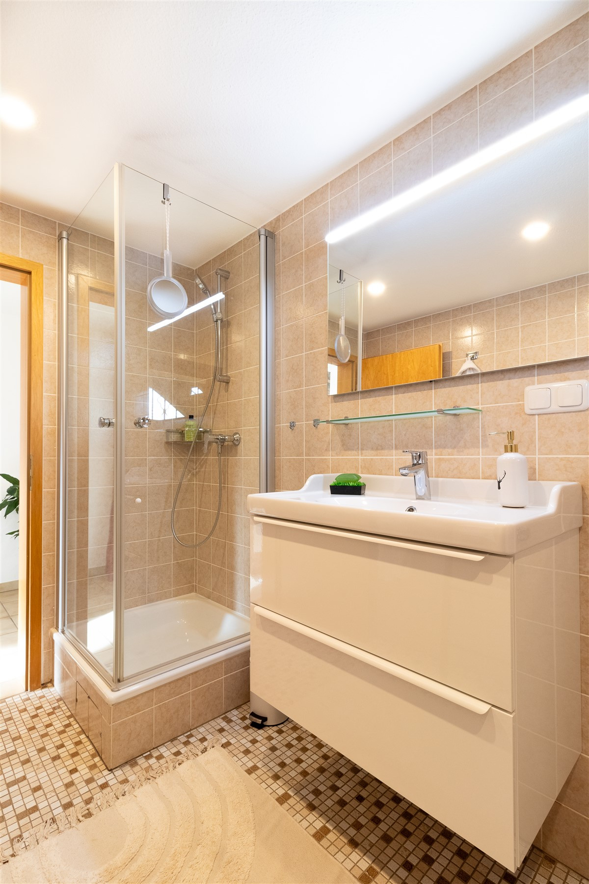 Bad mit Dusche und Waschbecken