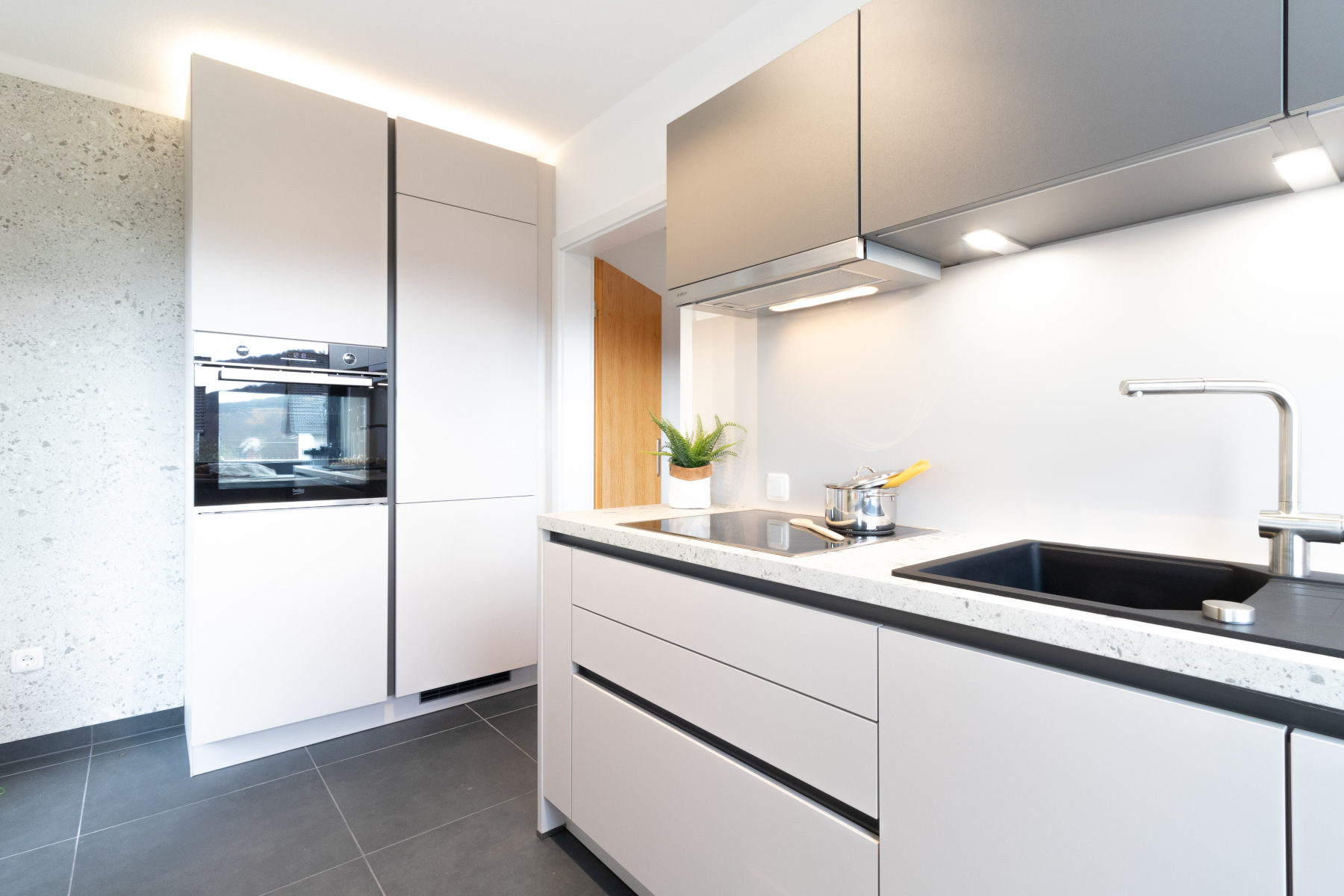 Küche mit Backofen