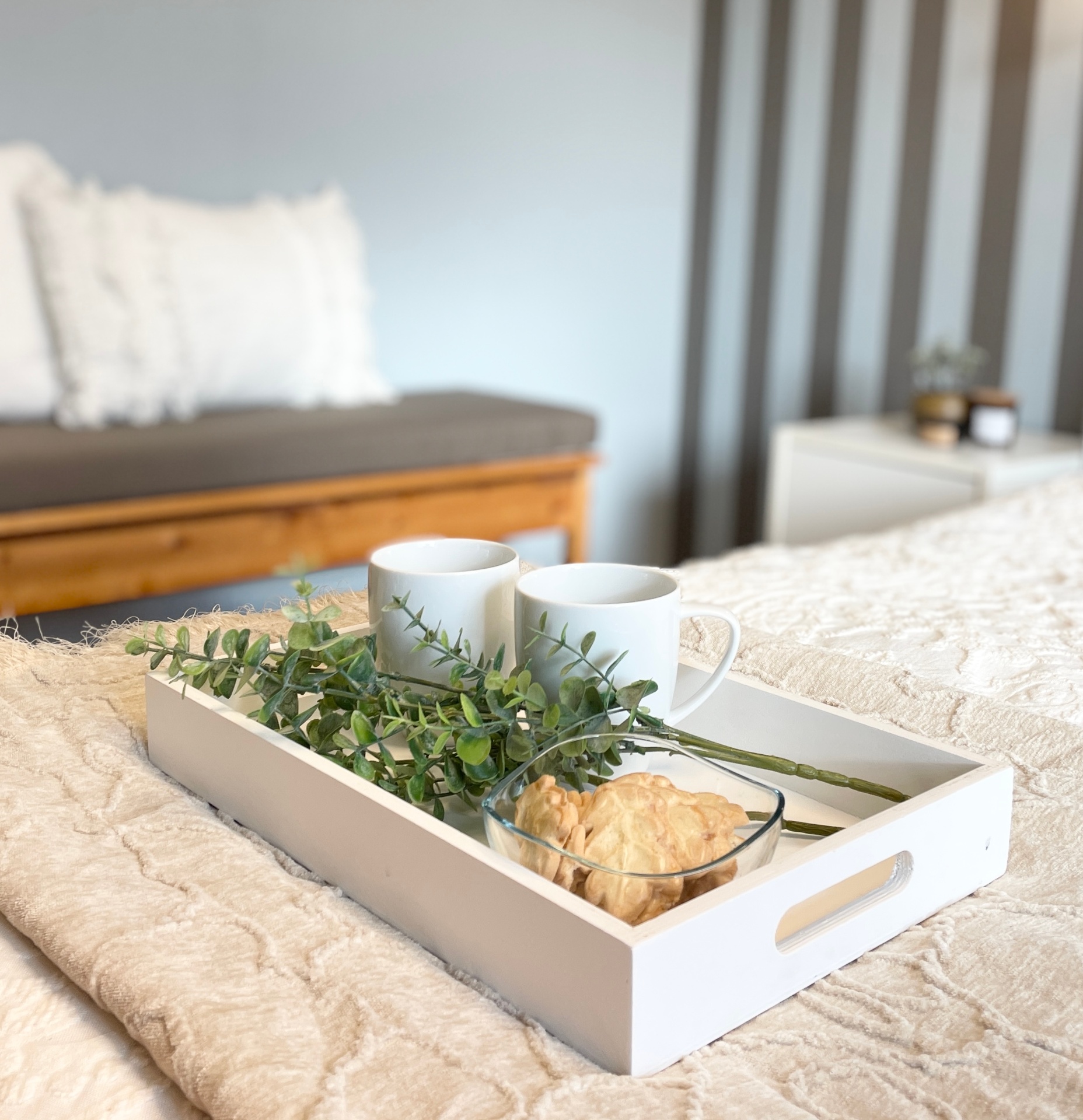 Frühstückstablett auf dem Bett