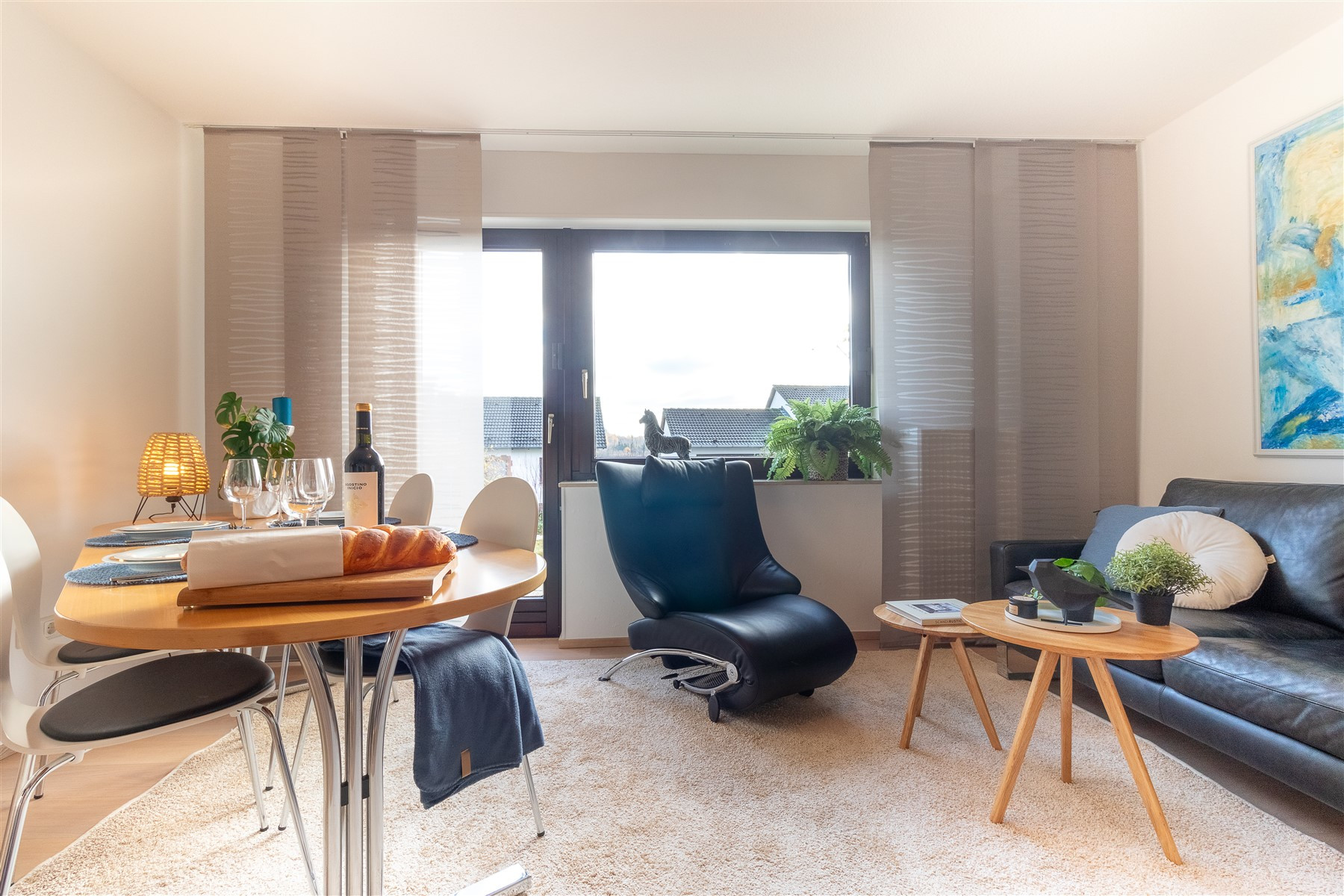 Wohnzimmer mit Fensterfront