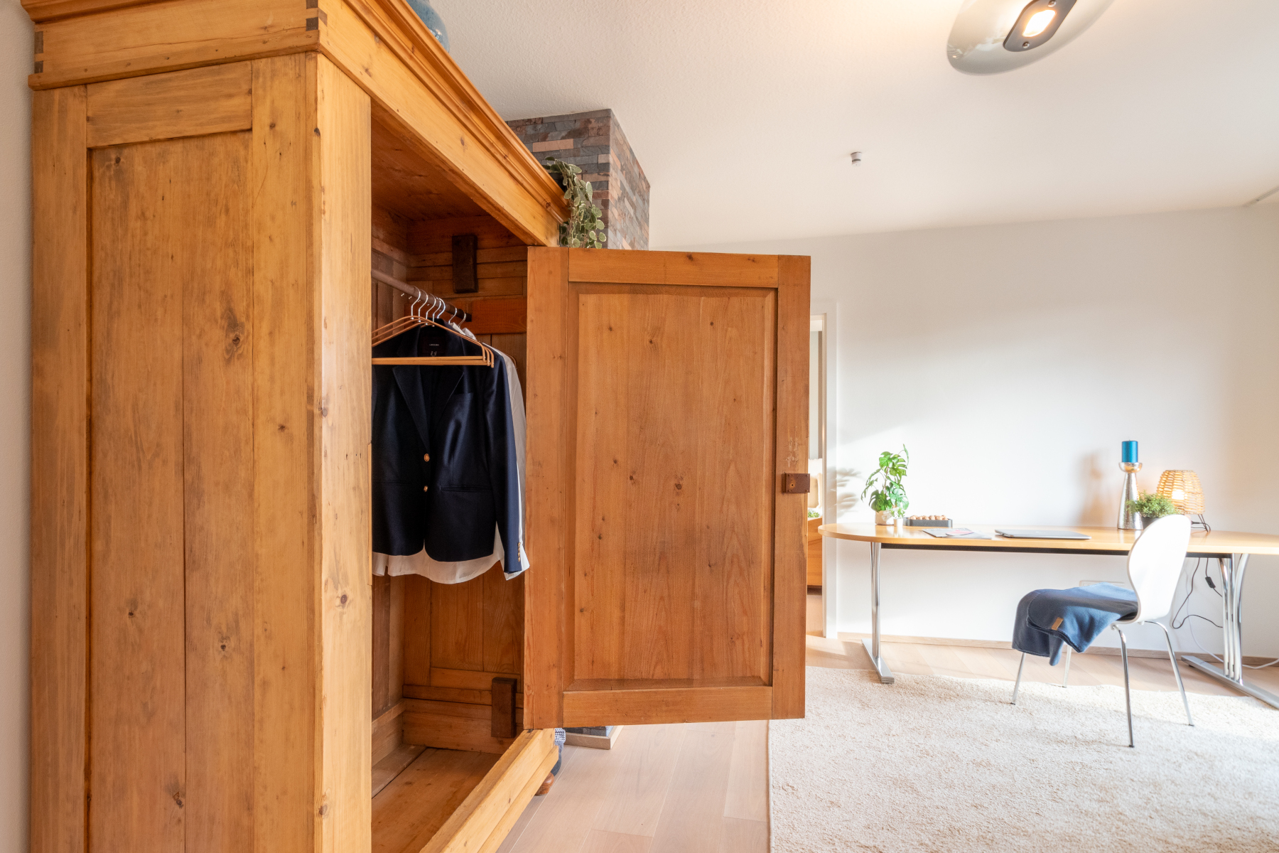 Wohnzimmer mit Kleiderschrank