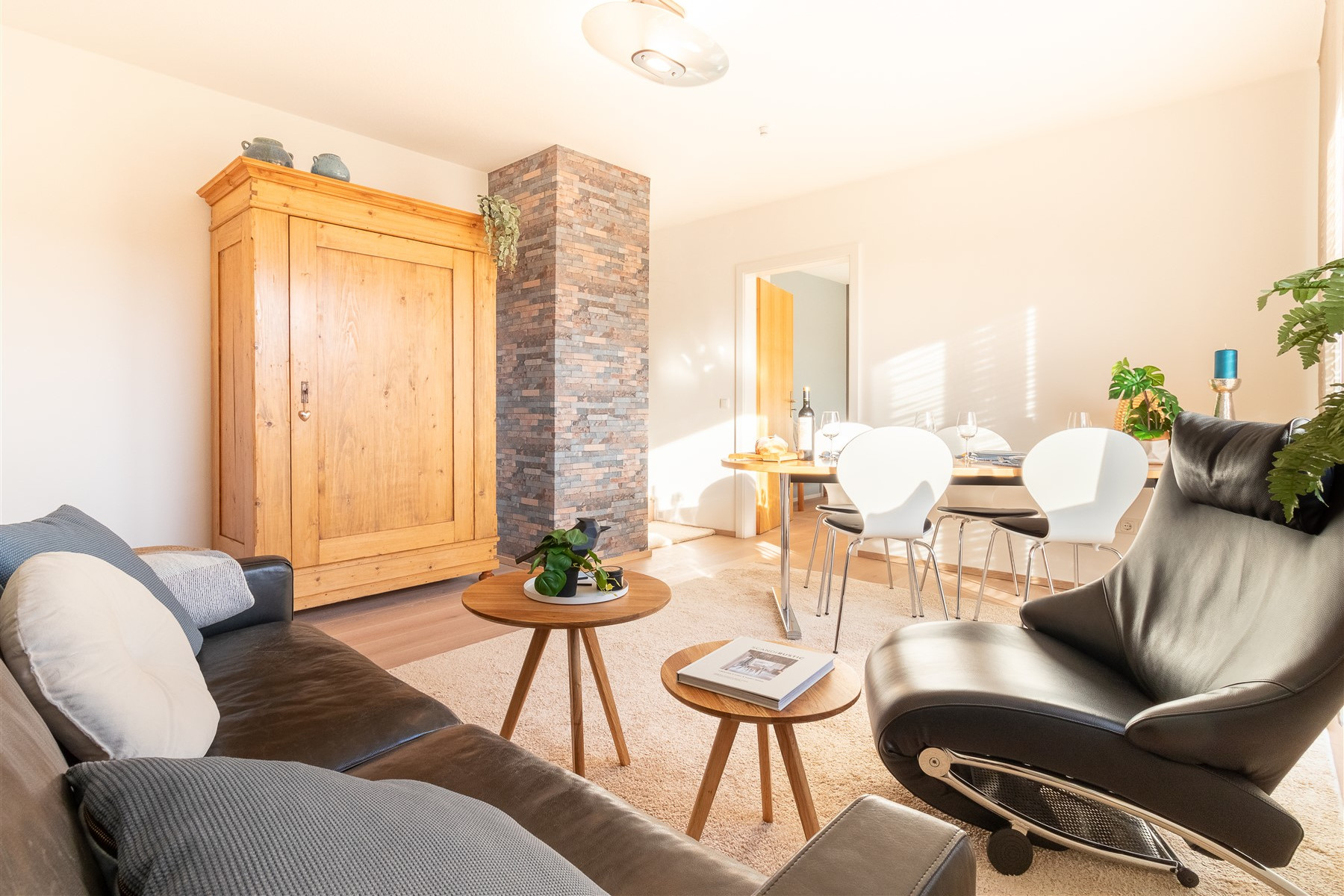 Wohnzimmer mit Schrank und Kaminwand