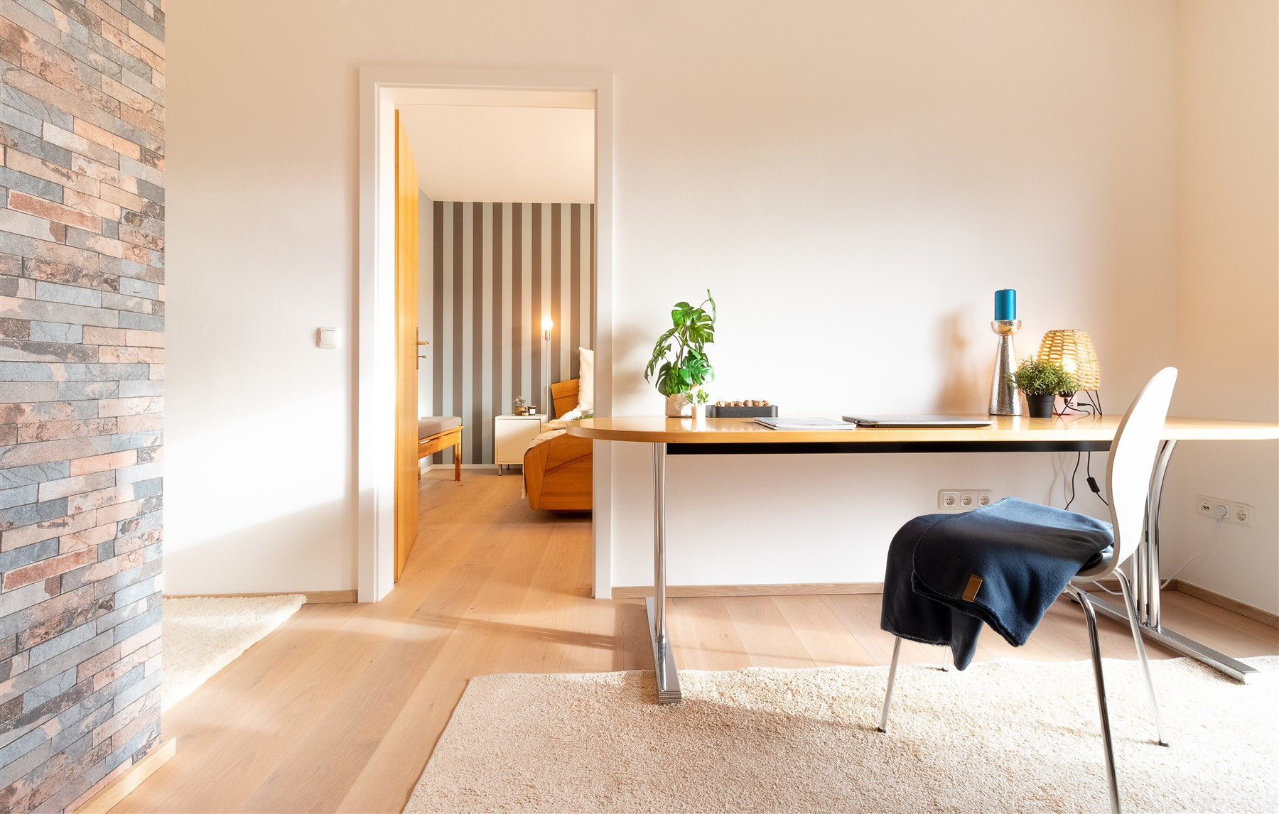 Wohnzimmer mit Schreibtisch