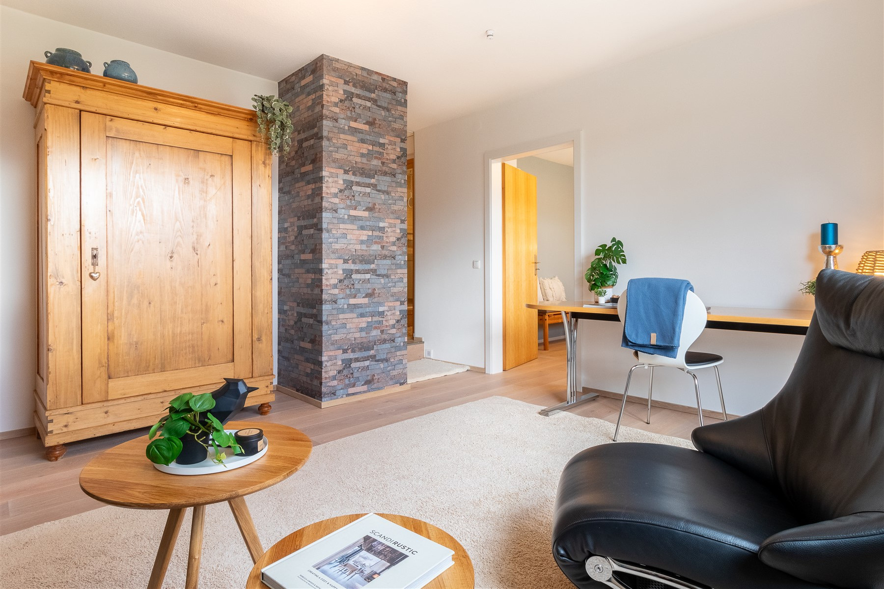 Wohnzimmer mit Sessel und Schrank